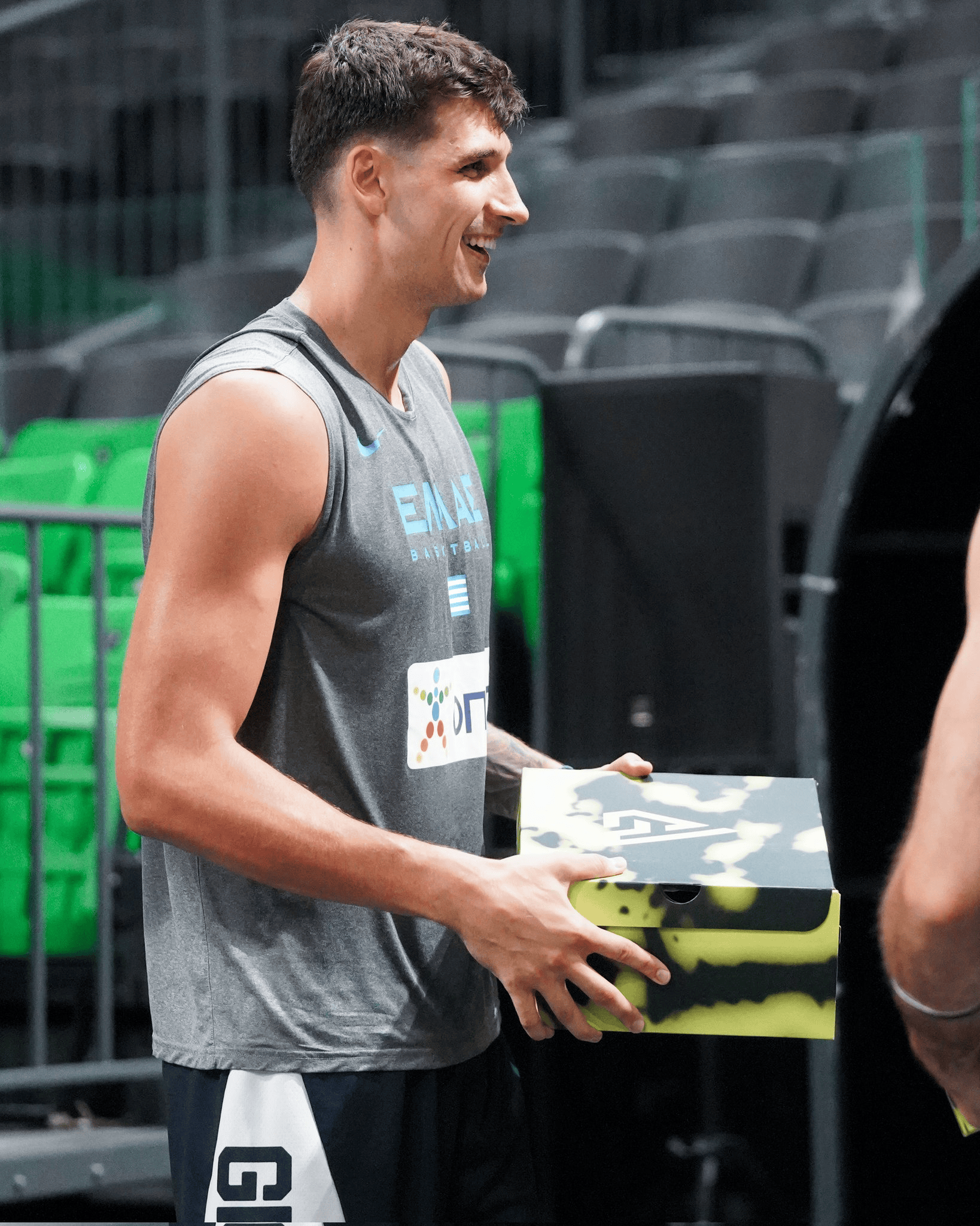 签名鞋, 成员送上自, img